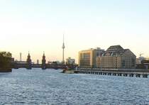 Die Spree in Berlin, Blick �ber die Oberbaumbr�cke zum Fernsehturm, Aufnahme: 2007