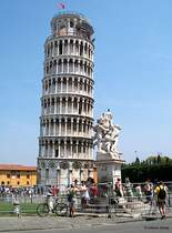 In einer Pisa-Serie darf Der Schiefe Turm nicht fehlen. Aus dieser Perspektive k�nnte man meinen, die Putte st�tzt den Turm - oder st�tzt sich am Turm ab? - 10.08.2003
