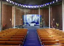 Badenweiler, Blick von der Orgelempore zur Altarwand, gestaltet von Hubert Kirchg��ner, Seot.2021