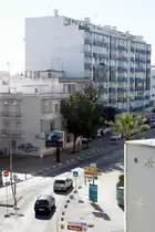 OLH�O (Concelho de Olh�o), 16.02.2020, Blick auf einen direkt an der N125 gelegenen Wohnblock