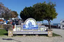 OLH�O (Concelho de Olh�o), 19.02.2020, eine solche Bank ist mehr Kunstwerk als Ruhem�glichkeit (und au�erdem sind die Kacheln selbst bei 25�C kalt)