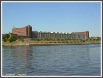Frankfurt am Main 23.06.2005 Blick vom Deutschherrnufer s�dmainisch auf die Gro�markthalle im Stadtteil Ostend, die von 1928 bis zur Schliessung im Juni 2004 der gewerbliche Gro�markt in Frankfurt am Main war, an dem das meiste an Gem�se und Obst gehandelt wurde. Der von Martin Elsaesser entworfene Bau wurde am 25. Oktober 1928 eingeweiht. Mit 220 Metern L�nge, 50 Metern Breite und einer H�he zwischen 17 und 23 Metern der seinerzeit gr��te Geb�udekomplex der Stadt, bot die Halle auf 13.000 Quadratmetern Platz f�r rund 130 Verkaufsst�nde. Die Gro�markthalle steht seit 1984 unter Denkmalschutz. Die Funktion des Gro�markts f�r den Gro�raum Frankfurt �bernahm 2004 das neu gebaute Frischezentrum Frankfurt im Stadtteil Kalbach-Riedberg mit insgesamt 128.000 m� Fl�che, wovon die Verkaufsfl�che 23.000 m� einnimmt. Zum 1. Januar 2005 wurde das Areal der Gro�markthalle von der Stadt Frankfurt an die Europ�ische Zentralbank �bergeben (nach einer Unterzeichnung des Kaufvertrags im Jahre 2002), die dort ihren zuk�nftigen Hauptsitz errichten wird.