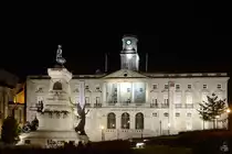 Der in den Jahren 1842 bis 1850 im neoklassizistischen Stil erbaute B�rsenpalast (Pal�cio da Bolsa) repr�sentiert die einst wirtschaftliche Bedeutung der Stadt Porto, davor das 1894 errichtete Denkmal f�r Heinrich der Seefahrer (Monumento ao Infante Dom Henrique). (Mai 2013)