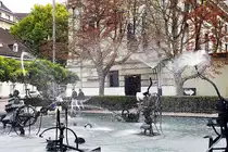 BASEL (Kanton Basel-Stadt), 01.10.2020, der Fasnachtsbrunnen auf dem Theaterplatz, ein vom K�nstler Jean Tinguely geschaffener Brunnen mit zehn maschinellen Skulpturen in einem gro�en Wasserbecken, die die f�r Jean Tinguely typischen Wasserspiele zeigen