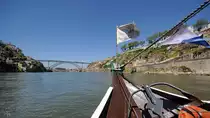 Mit dem Touristenboot auf dem Douro unterwegs, im Hintergrund die Br�cke Dom Lu�s I. (Mai 2013)