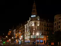 Ein prachtvolles Geb�ude auf der Allee der Alliierten (Avenida dos Aliados) in Porto. (Mai 2013)