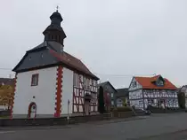 Eichelsachsen, evangelische Kirche am Kirchweg, erbaut von 1722 bis 1723, Saalbau mit dreiseitigem Schlu� (30.10.2021)