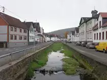 Eichelsdorf, Rathaus und H�user entlang der Eichelstra�e (30.10.2021)