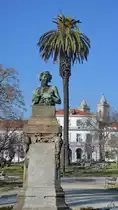 Diese Bacchus-Figur auf den Platz der Republik (Pra�a da Rep�blica) in Porto wurde von Ant�nio Teixeira Lopes 1916 1916 zum Gedenken an den sechsten Jahrestag der Republik Portugal errichtet. (Januar 2017)