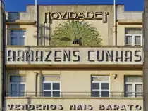 Die im Stile des Art d�co gehaltene Fassade des Kaufhauses Armaz�ns Cunhas in Porto. (Januar 2017)