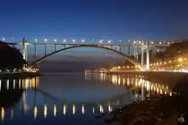 Die von 1957 bis 1963 gebaute Ponte de Arr�bida ist eine Autobahnbr�cke �ber den Douro, welche bei Fertigstellung mit 270 Metern Spannweite die gr��te Stahlbeton-Bogenbr�cke der Welt war. (Porto, Januar 2017)
