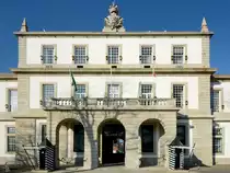 Das Hauptportal des Milit�rst�tzpunkes Quartel de Santo Ov�dio direkt am Platz der Republik in Porto. (Januar 2017)