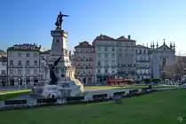 Heinrich der Seefahrer wacht auf seinem Denkmal (Monumento ao Infante Dom Henrique) �ber seine Geburtsstadt Porto. (Porto, Mai 2013)