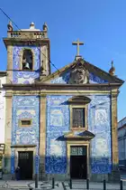 Die barocke Kapelle der Seelen (Capela Das Almas) wurde mit einer gefliesten Fassade versehen, auf der Szenen aus dem Leben der Heiligen dargestellt sind. (Porto, Januar 2017)