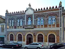 Dieses neoarabische Geb�ude mit seiner Fassade aus bemalten und glasierten Keramikfliesen (Azulejos) war einst das Keramiklager der wichtigen Devesas-Fliesenfabrik. (Porto, Januar 2017)