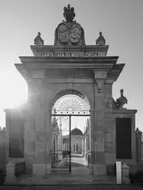 Der Eingang zum Friedhof von Lapa (Cemit�rio da Lapa). Dieser wurde urspr�nglich wegen der vielen Toten der Cholera-Epidemie zum Ende des 18. Jahrhunderts gebaut und ist der �lteste romantische Friedhof in Portugal. (Porto, Januar 2017)