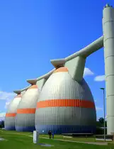 Forchheim, die Faulschlammt�rme im Kl�rwerk, 38m hoch, Durchmesser 22m, Juni 2010