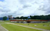 Forchheim, Blick auf einen Teil des Gro�kl�rwerkes, im Vordergrund das kreisrunde Nachkl�rbecken, im Hintergrund die Faulschlammt�rme, Juni 2010