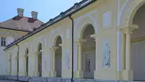 Eine der Kolonnaden am Neuen Schloss in Oberschlei�heim. (Juli 2017)