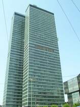 Am 25.04. d.J. erschien in der FAZ ein Artikel, wonach das City-Hochhaus eine neue Fassade erhalten soll. Die Arbeiten sind mittlerweile schon sehr fortgeschritten und das Geb�ude ist kaum wieder zu erkennen. (Bild vom 24.06.08.)