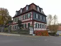 Gedern, historisches Fachwerkhaus am Schlo�berg (30.10.2021)