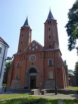 Plock, Kathedrale Maria Himmelfahrt, erbaut von 1126 bis 1141, dreischiffige romanisce Basilika mit Querschiff, von 1556 bis 1563 umgestaltet im Stil der Renaissance von Giovanni Cinni und Bernardo Zanobi de Gianotis, klassizistische Fassade von 1784 (07.08.2021)