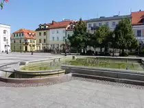 Plock, Brunnen und Geb�ude am Rynek Platz (07.08.2021)