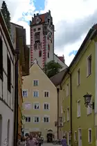 Ein Stadtbummel in F�ssen, im Hintergrund des Bildes der Uhrturm des Hohen Schlosses. (Juli 2017)