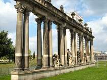 Potsdam, S�ulen am Hotel   2007