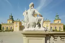 Ein  barocker Hintern  verdeckt das st�rende Bauger�st am Wilan�w-Palast in Warschau. (August 2017)