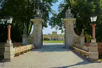Das Portal zum Schlosspark in Wilan�w. (August 2015)