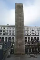 Hamburg am 23.1.2022: Hamburger Ehrenmal  „f�r die Gefallenen beider Weltkriege“ / 1930-32 erschaffenen Stele mit dem Text „Vierzigtausend S�hne der Stadt lie�en ihr Leben f�r Euch — 1914–1918“, zur Erinnerung an die Gefallenen des Ersten Weltkriegs,  auf der R�ckseite befindet sich das 1931 entstandenen Relief „Trauernde Mutter mit Kind“ von Ernst Barlach /