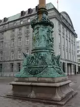 Rathausmarkt Hamburg am 23.1.2022: Kupferreliefs von verschiedenen Seiten am Sockel eines Flaggenmastes aus dem Jahr 1903 /