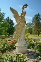 Eine Engelsfigur im Rosengarten des Wilan�w-Parkes in Warschau (August 2017)