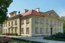 Eines der ehemaligen Wirtschaftsgeb�ude des Palastes in Wilan�w. (August 2015)