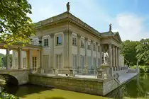 Dieses im Volksmund Palast auf dem Wasser genannte Schloss wurde im 17. Jahrhundert errichtet. (Warschau, August 2015)