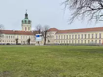 Das Schloss Charlottenburg  in Berlin mit Turm des um 1700 entstandenen  Geb�ude, hier gesehen vom Spandauer Damm am 03. Februar 2022. 