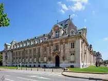 Dieses im Jahr 1922 gebaute imposante Geb�ude war der ehemalige Sitz von Arbed, dem Vorl�ufer des weltweit gr��ten Stahlherstellers ArcelorMittal. (Luxembourg, Juli 2013)