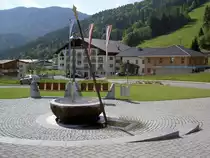 Hinterthiersee, Brunnen und Hotel Das Thiers am Dorfplatz (08.06.2013)