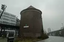 Hamburg am 16.1.2022: ein Relikt aus dem 2. Weltkrieg, ehemaliger – 1940 erbauter -  Rundbunker an der Stra�e Vorsetzen, seit ewig langer Zeit ein Portugiesisches Restaurant, von der Jan-Fedder-Promenade fotografiert /