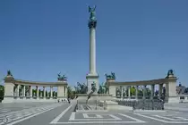 Der Heldenplatz (Hős�k tere) in Budapest wird von dem 36 Meter hohen Millenniumsdenkmal dominiert. (August 2013)