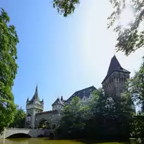 Die Burg Vajdahunyad entstand ab 1896 im Rahmen der Budapester Millenniumsausstellung und wurde 1907 vollendet. (August 2013)