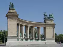 Die linke (und rechte) Kolonnade auf dem Heldenplatz in Budapest ist geschm�ckt mit Statuen von Herrschern und bedeutenden historischen Gestalten Ungarns. (August 2017)