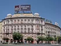 Die runde Fassade eines Stadthauses in Budapest. (August 2013)