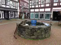 Gr�nberg, Brunnen mit Brunnengucker am Marktplatz (31.10.2021)