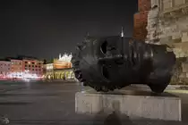 Direkt neben dem Rathaus-Turm auf dem Hauptmarkt Krakau ist diese Skulptur von Eros Bendato zu finden. (M�rz 2014)