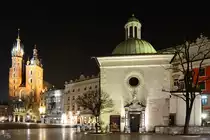 N�chtliche Impressionen vom Hauptmarkt in Krakau, im Vordergrund die um 1000 gebaute Adalbertkirche. (M�rz 2014)