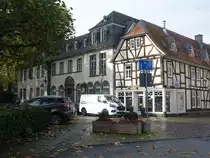 Lich, Geb�ude der Sparkasse und Apotheke in der Heinrich-Neeb-Str. (31.10.2021)
