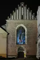 Die gotische Franziskanerbasilika mit dem Glasfenster „Gott Vater – Werde“ in der Innenstadt von Krakau. (M�rz 2014)