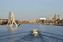 Morgenidylle an der Spree. Rechts sieht man den Molecule Man und dahinter das seit Jahren vergammelnde Schiff Dr. Ingrid Wengler. In der Mitte sieht man die Oberbaumbr�cke und rechts sieht man alten Berliner Osthafen sowie den Berliner Fernsehturm. 

Berlin 14.02.2022